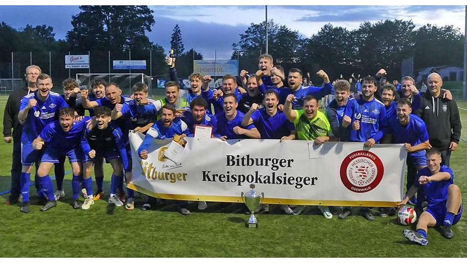 Hier wird ausgelassen gefeiert: Die Fußballer des TSV Seckmauern II sichern sich den Kreispokal gegen Höchst II.	Foto: Wagner