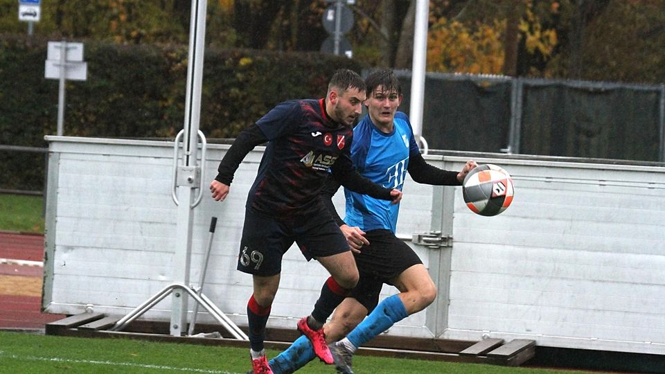 Die Leistung stimmte weitgehend, trotzdem verloren Franz Beyerl (rechts) und der TSV Eintracht Karlsfeld II zuhause gegen den neuen Tabellenführer Türksport Garching (im Bild Özcan Özbek) 1:4.