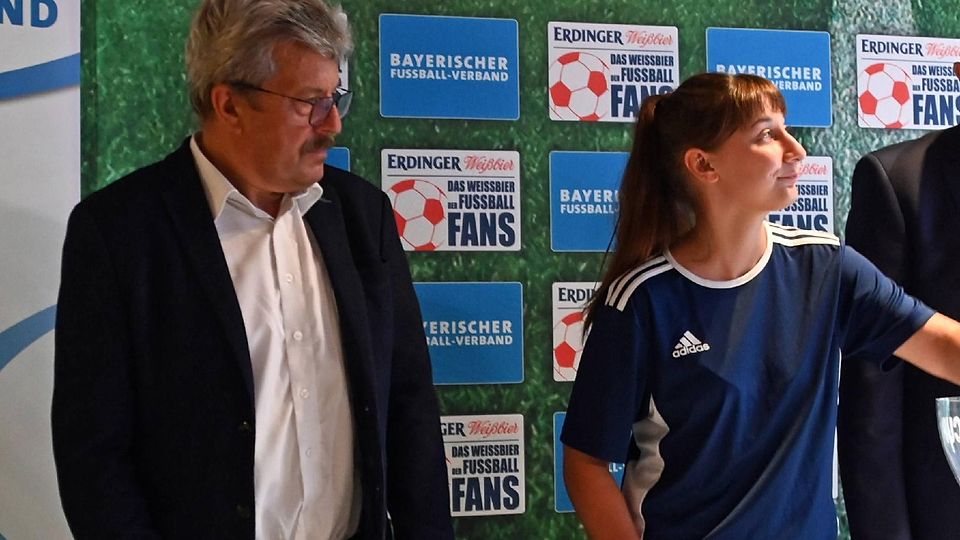 Gespannte Blicke bei der Auslosung: (v. l.) Josef Janker (Verbandsspielleiter des Bayerischen Fußball-Verbands) und Losfee Verena Riederer.