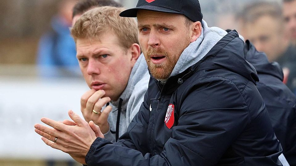 Keine Trainerdiskussion: Christoph Schmitt (r.; mit Assistent Roman Langer) hat das Vertrauen des Vereins.