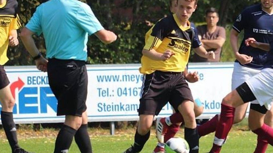 Der 18-jährige Nico Ewert schoss den Favoriten mit vier Toren ab.
