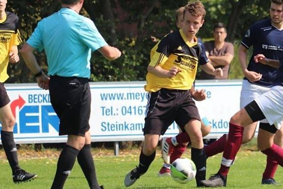 Der 18-jährige Nico Ewert schoss den Favoriten mit vier Toren ab.