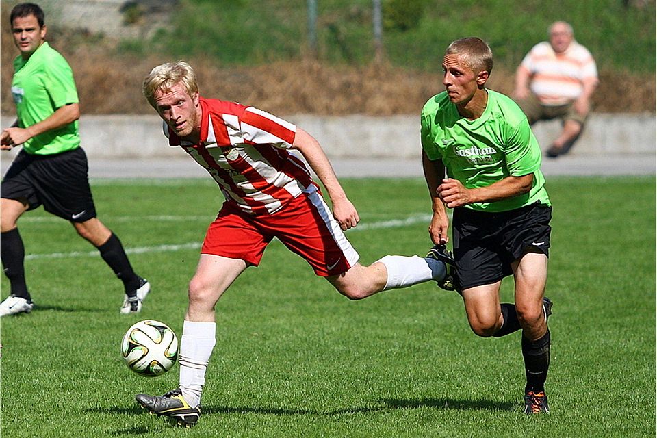 Den Hinspiel-Erfolg wiederholen will Amshams Florian Burgstaller (li.) gegen Thomas Wagner (re.) vom FC Aldersbach F: Santner