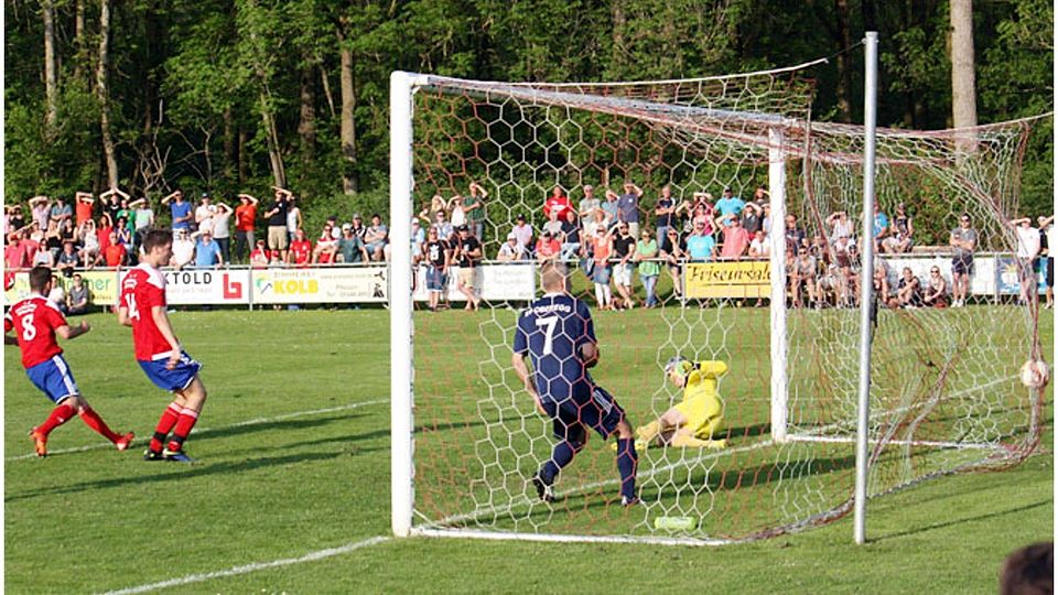 94 Minuten waren gespielt, als sich der Ball, getreten von Benjamin Maier, ins Tor von Obereggs Schlussmann Tobias Linder senkte. Damit war die 2:3-Niederlage des SV Oberegg gegen den 1. FC Biessenhofen-Ebenhofen besiegelt und der Traum von der Kreisliga ausgeträumt.	F.: Axel Schmidt