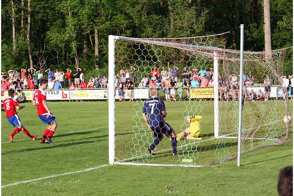 94 Minuten waren gespielt, als sich der Ball, getreten von Benjamin Maier, ins Tor von Obereggs Schlussmann Tobias Linder senkte. Damit war die 2:3-Niederlage des SV Oberegg gegen den 1. FC Biessenhofen-Ebenhofen besiegelt und der Traum von der Kreisliga ausgeträumt.	F.: Axel Schmidt