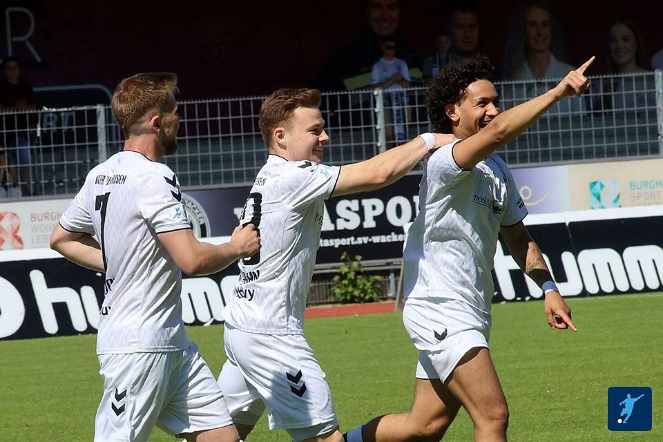 Gemeinsam leiden, gemeinsam Tore feiern: Jannis Turtschan (Mitte) ist ein echter Team-Player.