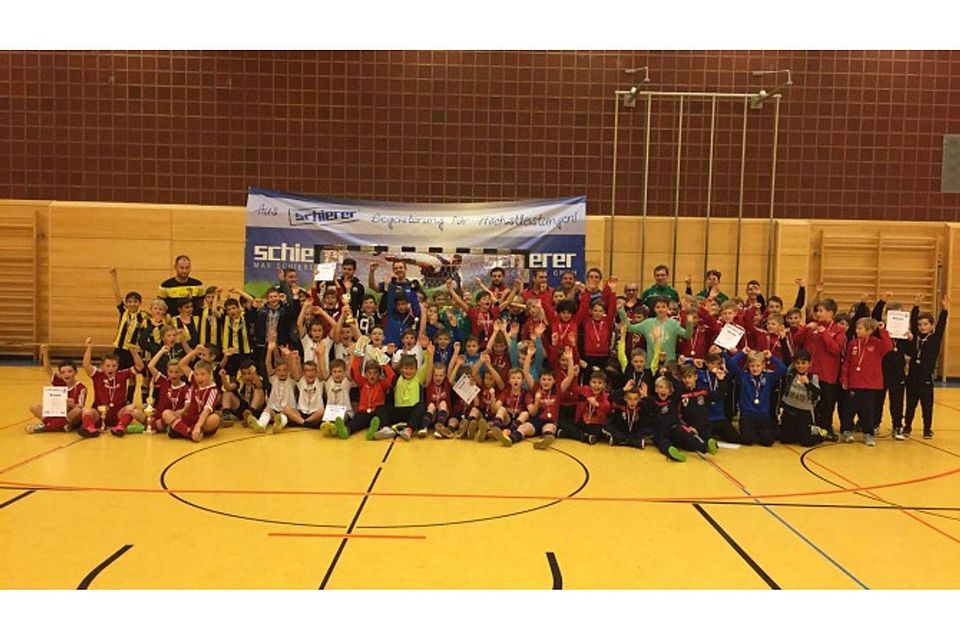 Die teilnehmenden Mannschaften nach Turnierende mit dem Sieger TSV Nittenau.