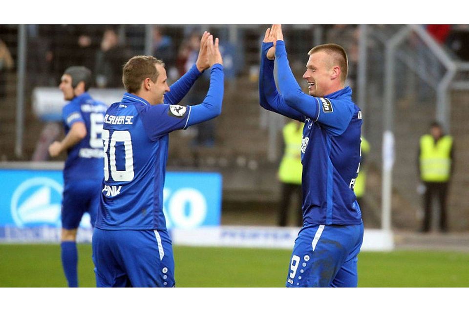 Zwei Blaue lassen’s krachen: Anton Fink und Marvin Pourié erzielten zusammen bereits 32 Tore für Karlsruhe, den nächsten 1860-Gegner. Imago