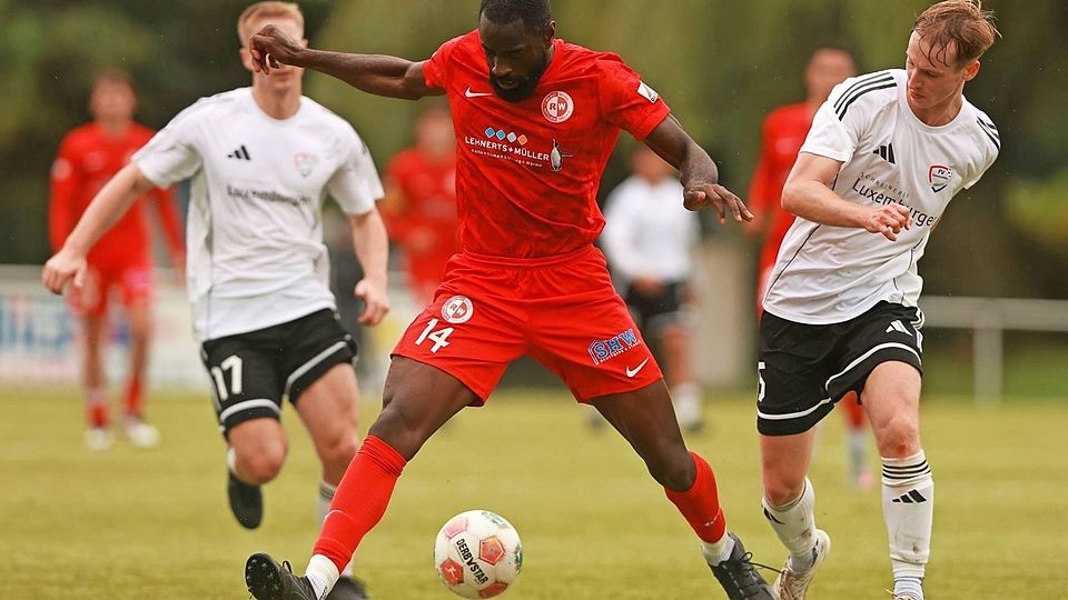 Im Hit des 14. Rheinlandliga-Spieltages wird es aus Sicht der Säubrenner auch auf die Durchschlagskraft von Christopher Bibaku (Mitte) ankommen.