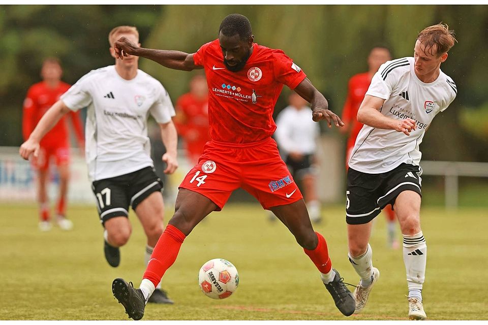 Im Hit des 14. Rheinlandliga-Spieltages wird es aus Sicht der Säubrenner auch auf die Durchschlagskraft von Christopher Bibaku (Mitte) ankommen. Im Hit des 14. Rheinlandliga-Spieltages wird es aus Sicht der Säubrenner auch auf die Durchschlagskraft von Christopher Bibaku (Mitte) ankommen.