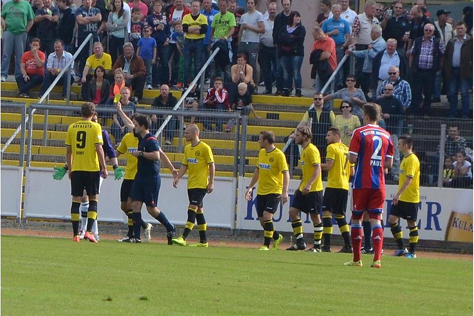 Schon während des Spiels gegen Bayern München II protestierten die Bayreuther bei Schiedsrichter Öllinger, der in ihren Augen einen unberechtigten Elfmeter gegen die SpVgg verhänngte. F: Mühlsteff