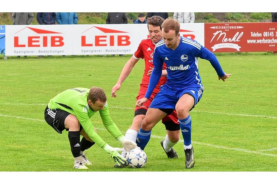 Der TSV Moorenweis (in Rot) im Spiel gegen den FC Aich (in Blau).