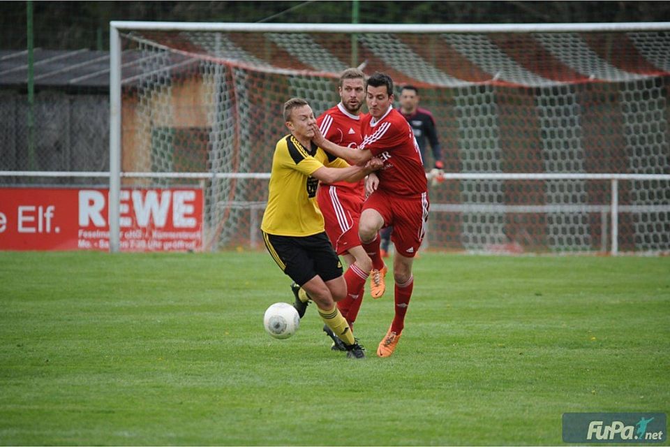 Der SV Sorghof (in rot) pirscht sich immer näher an den Tabellenführer heran. Foto: Brückmann Der SV Sorghof (in rot) pirscht sich immer näher an den Tabellenführer heran. Foto: Brückmann