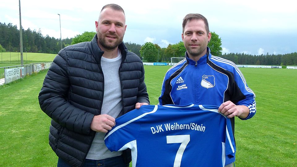 Abteilungsleiter Martin Kiener begrüßt Oktay Türksever (links) als neuen Spielertrainer in Weihern.
