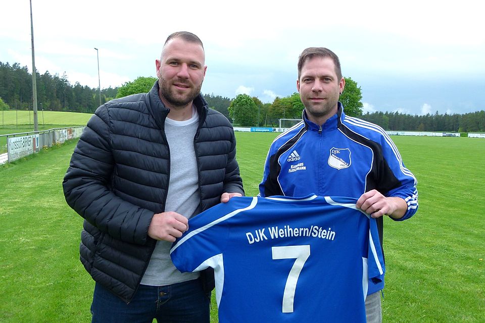 Abteilungsleiter Martin Kiener begrüßt Oktay Türksever (links) als neuen Spielertrainer in Weihern.