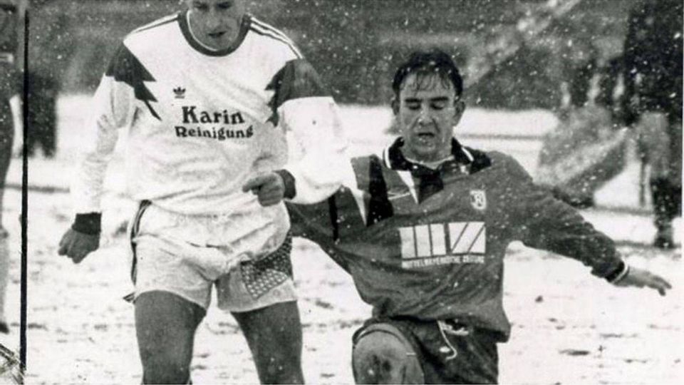 Fußball auf Schneeboden ist möglich: Unser Bild stammt aus den 1990er-Jahren vom SV Lohhof (Franz Becker; l.). Foto: Archiv