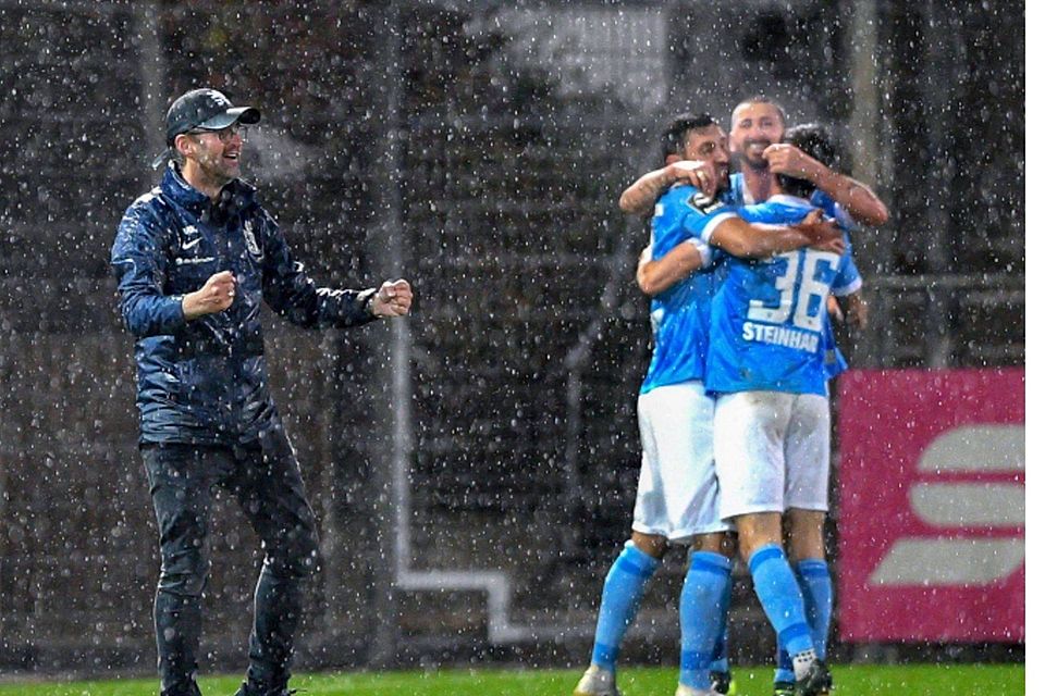 Im Hachinger Dauerregen jubeln nur die Löwen: Trainer Michael Köllner freut sich über das 2:0 von Sascha Mölders (der mittlere der drei Spieler).