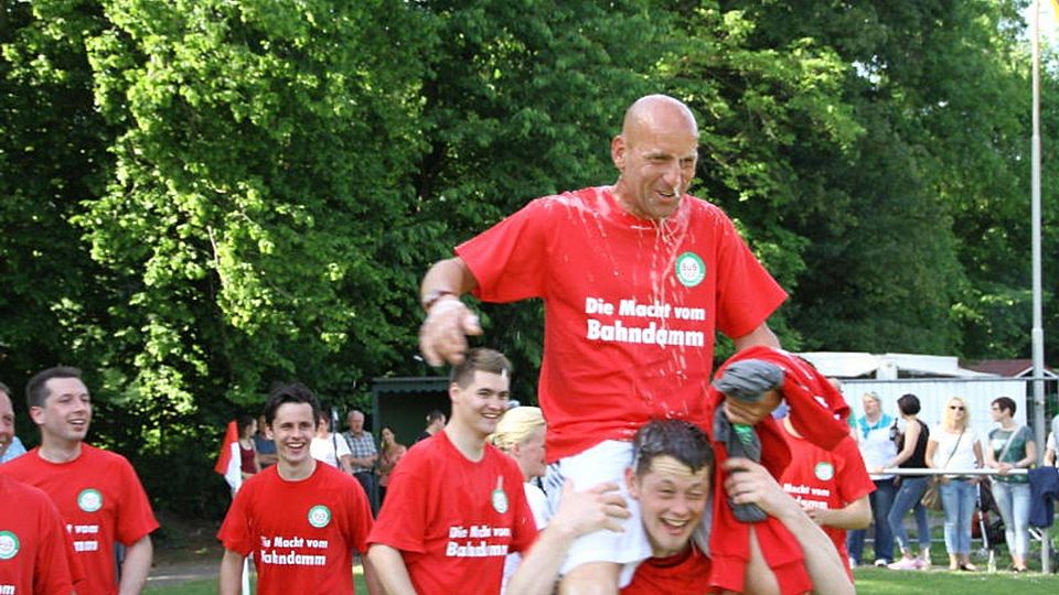 Großer Erfolg: Jörg Bohlmann wird nach der Meisterschaft mit SuS Holzhausen im vergangenen Sommer auf den Schultern getragen. Foto: Michael Meier