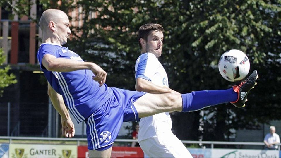 Marcus Gerwig (links), Torschütze des 2:2, nimmt den Ball akrobatisch. Simon Bischler (rechts) kann nur zuschauen. | Foto: Benedikt Hecht
