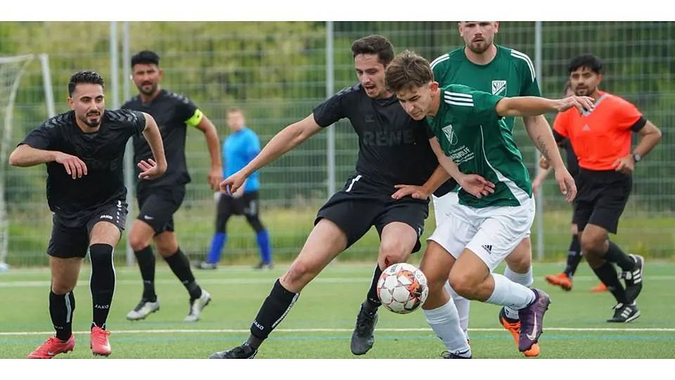 Aymeric Bauer und „Co“ von der SG Ehringshausen/Dillheim liefern sich ein umkämpftes Abstiegsduell mit Carlo Niebch (vorne, r.) und seinen Mitspielern von der SG Oberbiel. Am Ende heißt es 2:1 - zu wenig für den sicheren Klassenerhalt der SGED. © Isabel Althof
