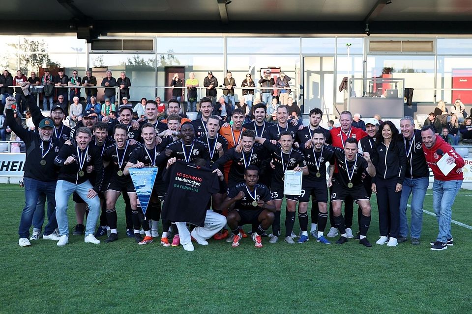 Rekordverdächtig: Das Team des FC Sportfreunde Schwaig zelebrierte den Aufstieg in die Bayernliga mit einer großen Sause.