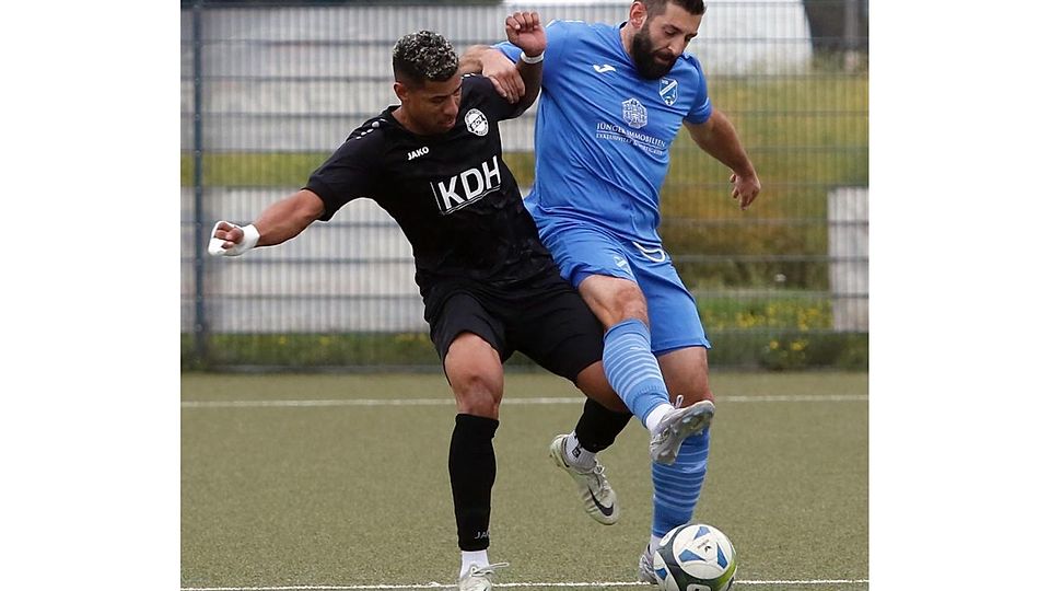 Machte beim VfB Ginsheim gegen die SG Wald-Michelbach einmal mehr den Unterschied: Torjäger Can Özer (rechts, hier im Duell mit Estevão Borges von Viktoria Griesheim).	Archivfoto: Dziemballa
