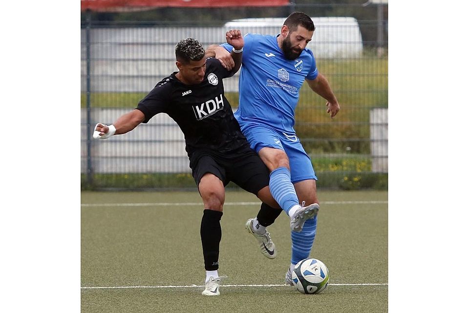 Machte beim VfB Ginsheim gegen die SG Wald-Michelbach einmal mehr den Unterschied: Torjäger Can Özer (rechts, hier im Duell mit Estevão Borges von Viktoria Griesheim).	Archivfoto: Dziemballa