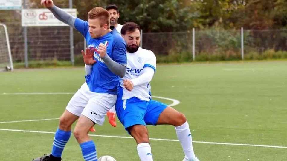 Auch vom bisherigen Spitzenreiter der C-Liga, SG Waldesruh/Azzurri Lampertheim (links Doppel-Torschütze Vitali Becker) hat sich der FC Sportfreunde Heppenheim (Sehmus Öhner) nicht vom Erfolgsweg abbringen lassen. Mit dem 4:2-Sieg stürmten die Heppenheimer auf Aufstiegsplatz zwei.