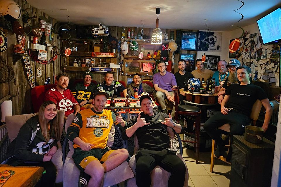 Zehn Stunden Programm: Die Eichenrieder Fans bewiesen im Keller von Max Mooshofer ihre Ausdauer.