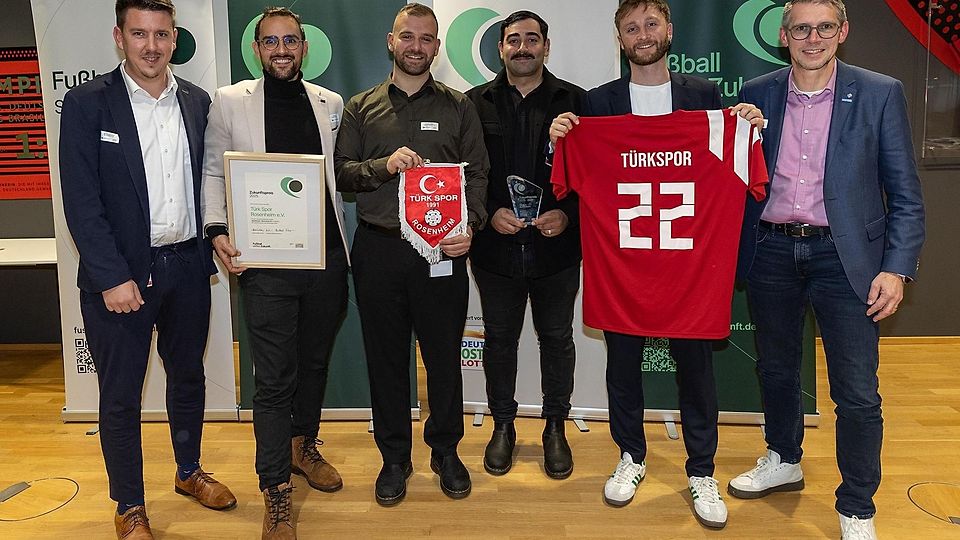 Türk Spor Rosenheim e.V.: Tayfun Samli (2.v.l.) mit seinem Team und dem BfV-Vizepräsidenten Jürgen Pfau (rechts) sowie Markus Schubert von der BFV-Sozialstiftung (links).
