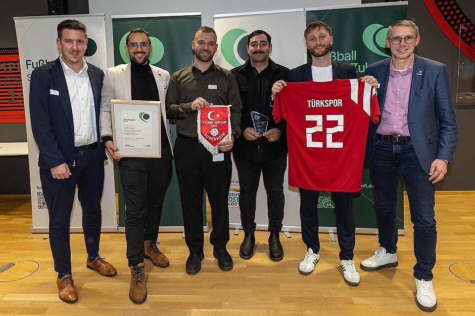 Türk Spor Rosenheim e.V.: Tayfun Samli (2.v.l.) mit seinem Team und dem BfV-Vizepräsidenten Jürgen Pfau (rechts) sowie Markus Schubert von der BFV-Sozialstiftung (links).