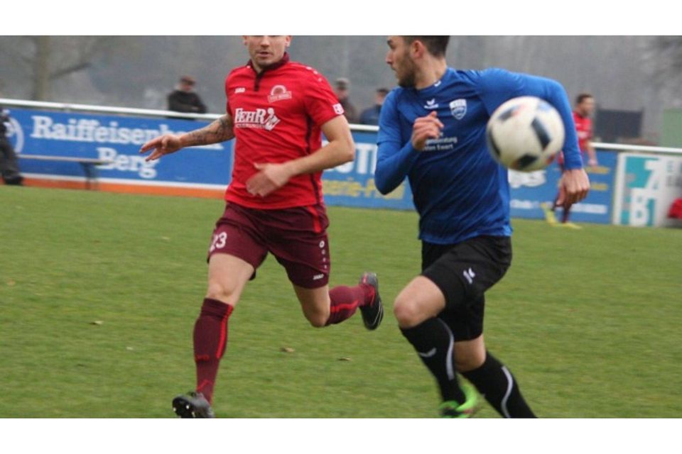 Bartosz Broniszewski (links) und der TSV Berg mussten sich im letzten Spiel des Jahres dem VfL Pfullingen (Fatih Özge) mit 1:2 geschlagen geben. Alexander Tutschner