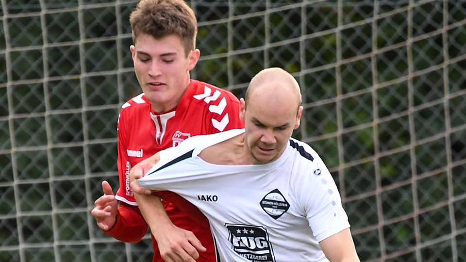 Führung verspielt: Steinens Matthias Argast  (rechts)  im Duell mit Jan Jovanovic (FVLB II). | Foto: Gerd Gründl