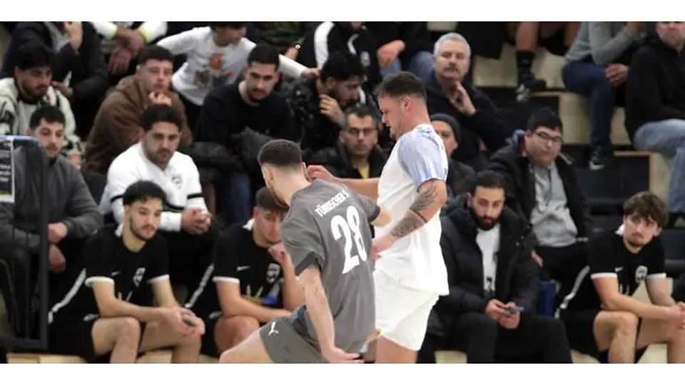 Bretzenheims Paul Basel (rechts) im Duell mit Daniel Rudi vom Türkischen SV Wiesbaden. In diesem Jahr würde dieser Zweikampf an der Bande stattfinden.         Archivbild: Jörg Henkel/hbz
