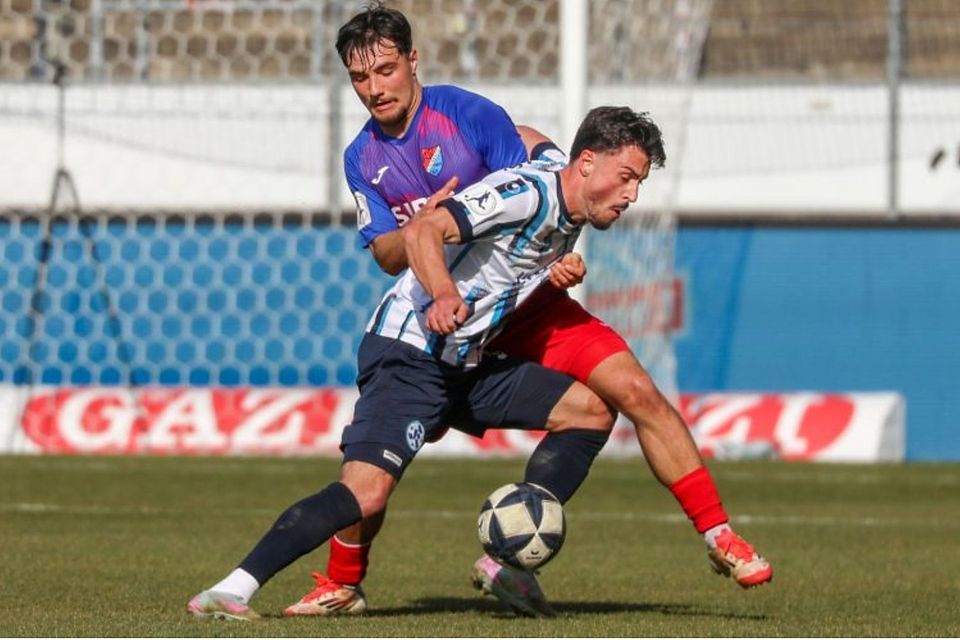 Arda Sirin setzt seinen Gegenspieler unter Druck.