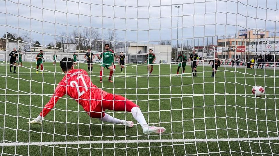 Firat Tayboga erzielt per Elfmeter das Tor zum 2:1-Siegtreffer für Dersim Rüsselsheim. Der gute Geinsheimer Keeper Luis Weirauch springt in die falsche Ecke.	Foto: Marc Schüler