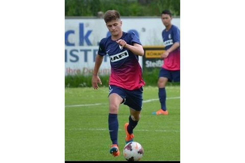 Für die A-Junioren des SC Freiburg am Ball: Marvin Müller aus Meßkirch. Foto: koni