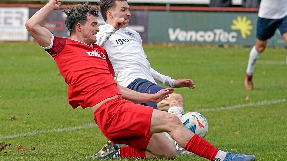 Jost Rittner (links) leitete die Aufholjagd des TSV Rain ein. Er traf mit viel Einsatz zum 1:2 gegen den SC Oberweikertshofen.