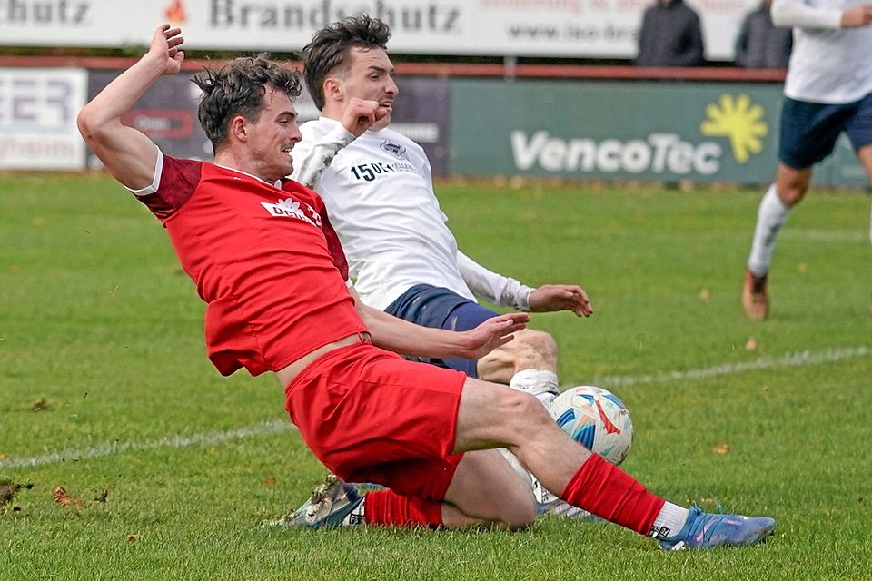 Jost Rittner (links) leitete die Aufholjagd des TSV Rain ein. Er traf mit viel Einsatz zum 1:2 gegen den SC Oberweikertshofen.