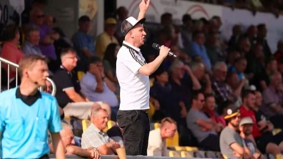 Als Stadionsprecher der DJK Vilzing heizte Matthias Schötz den Zuschauern ein.