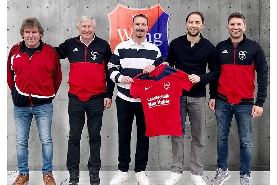 Die Wenger Verantwortlichen mit Kevin Treis (dritter von links) und Alexandru Kohonicz (zweiter von rechts) 