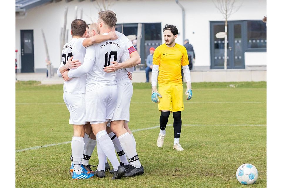 Fußball; Saison 2025/26; Bezirksliga; Torjubel bei den Spielern des VfL DSenklingen im Heimspiel gegen den SV Bad Heilbrunn am 21. März 2026 Fußball; Saison 2025/26; Bezirksliga; Torjubel bei den Spielern des VfL DSenklingen im Heimspiel gegen den SV Bad Heilbrunn am 21. März 2026