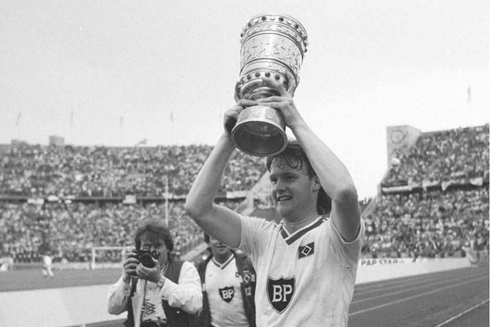 Ehrenrunde: Der 20-jährige Frank Schmöller stemmt 1987 im Berliner Olympiastadion den Pokal im Trikot des HSV; die Hamburger haben im Finale gegen die Stuttgarter Kickers gewonnen. Witters