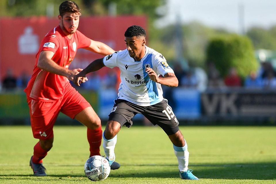 Robin Volland, hier im Zweikampf mit Noel Niemann, spielte bereits mit dem TSV 1865 Dachau im Pokal gegen 1860 München.