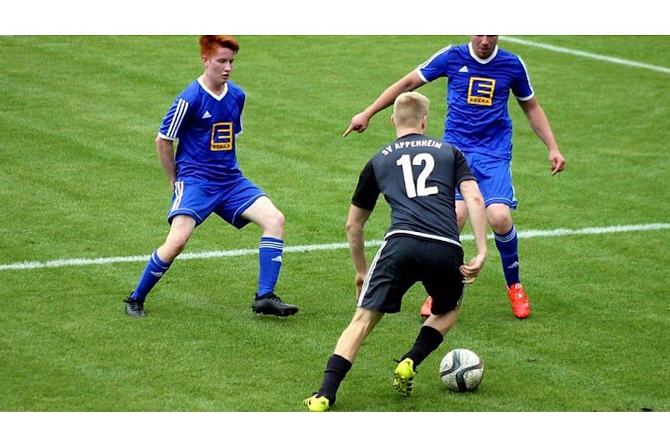 Ein Kicker des SV Appenheim (in schwarz) nimmt es mit zwei Gegenspielern auf. Archivbild: Salzmann