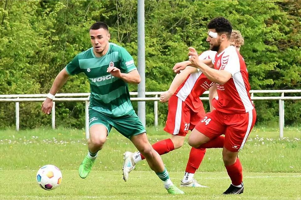 Tim Möller (PSV Neumünster) gegen Youssef Bouzoumita (re., TSV Bordesholm).