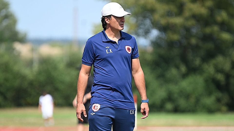 Trainer Enkel Alikaj hat sich vom FC Kosova Regensburg verabschiedet.