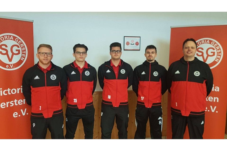 Von links: Spielertrainer Sebastian Beckmann, Labinot Mehmeti, Ben Zach, Petrit Nikqi und Trainer Jens Breckweg                     Foto: Verein