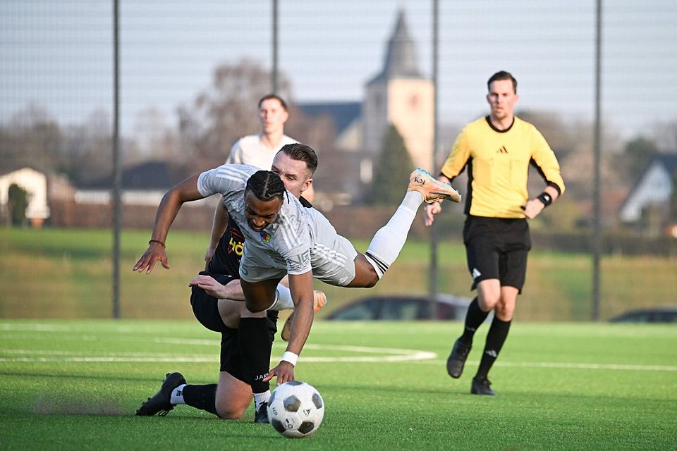 Teverens Joao Claudio Kiala wird auf dem Weg in den Strafraum von den Beinen geholt. Der Schiedsrichter hat die Situation im Blick. Teverens Joao Claudio Kiala wird auf dem Weg in den Strafraum von den Beinen geholt. Der Schiedsrichter hat die Situation im Blick.