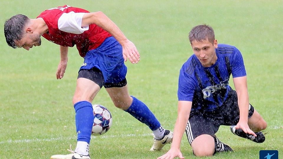 Sennfelds Michel Herbst (links) gegen Poppenhausens Nicolai Lutz